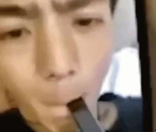男生抽烟视频,揭秘男生抽烟的瞬间